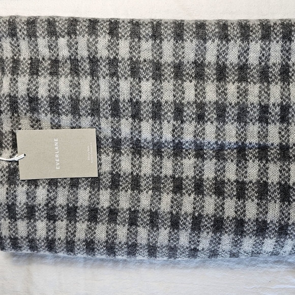 🆕Everlane Unisex The Alpaca Patterned Scarf Gray Buffalo Check One Size NWT - Picture 5 of 9